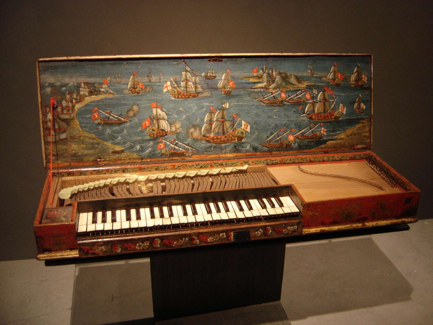 Lépante 击弦键琴，位于法国巴黎音乐博物馆。图片版权归维基百科用户 Gérard Janot 所有