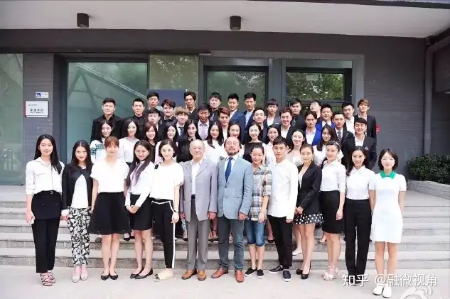 奖项砸出来的谋女郎，最近操作有点迷，和范伟上演“爷孙恋”？