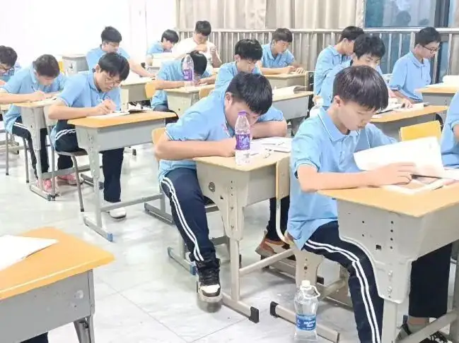 浙江省广播电视中等专业学校新能源汽车运用与维修2501班风采展！(图3)
