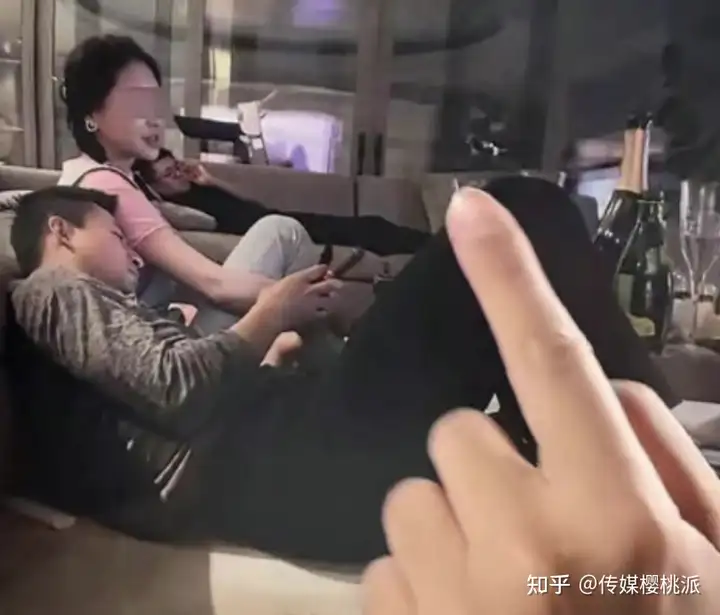 汪小菲致歉大S后，与多人亲密照连环被曝光，S妈称不再袒护前女婿