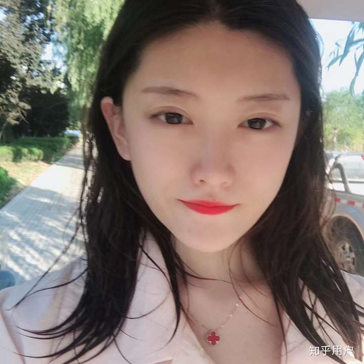 高中时素颜就好看的女生长大化妆后岂不是逆天吗?