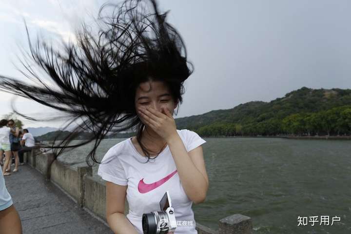 如何让头发在风中塑造一种凌乱的美?