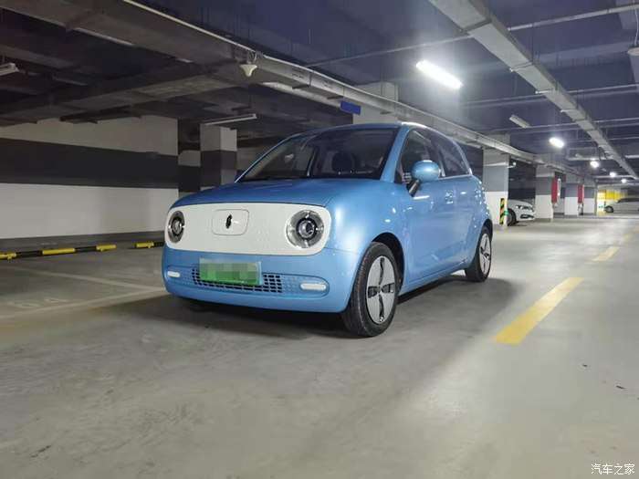 地下车库邂逅欧拉黑猫,二次元美少女与可爱小车的实拍分享!