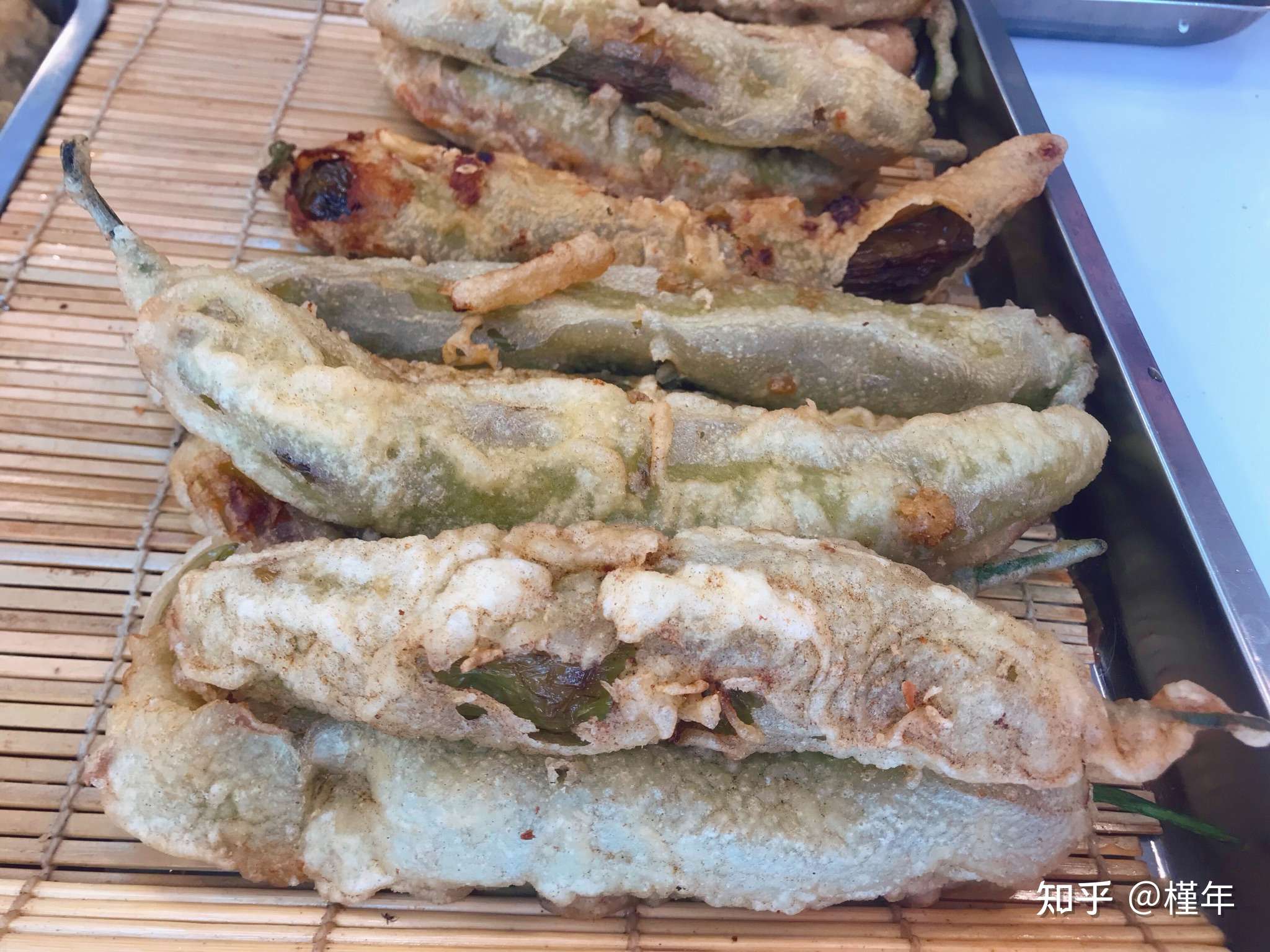 济南老店北坦杨家的炸辣椒盒,青辣椒里面填满藕丁肉馅,超级香,一人能