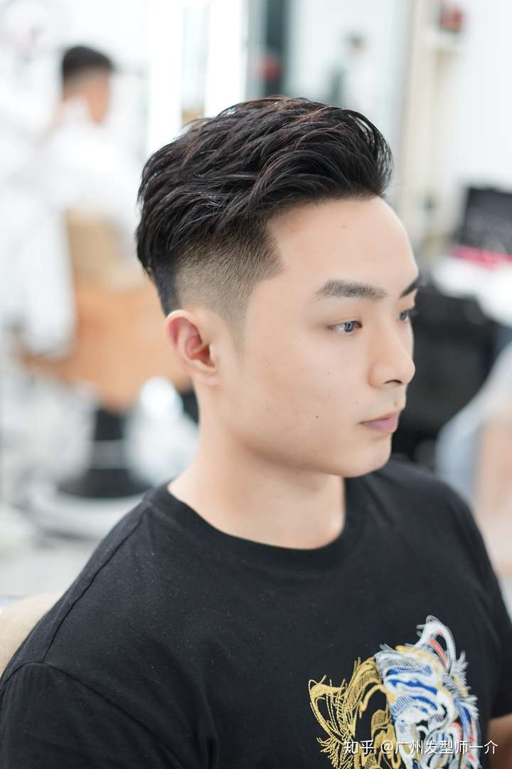 关注问题 67 写回答 发型 发型设计 男士发型 这样的油头该如何 ??