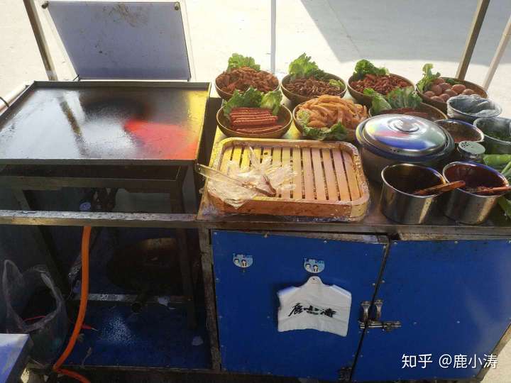 鹿小涛 18年辞去电厂国企工作全身心投入卤肉卷创业中,一年的摆摊