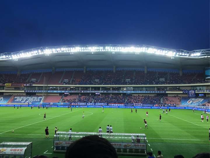 足球比赛半场休息的时候现场球迷们都在做什么?球场上有什么节目吗?