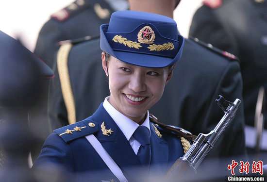 应该很多人多看过,原题是:三军仪仗队女兵分队队长:曾因突然长高1