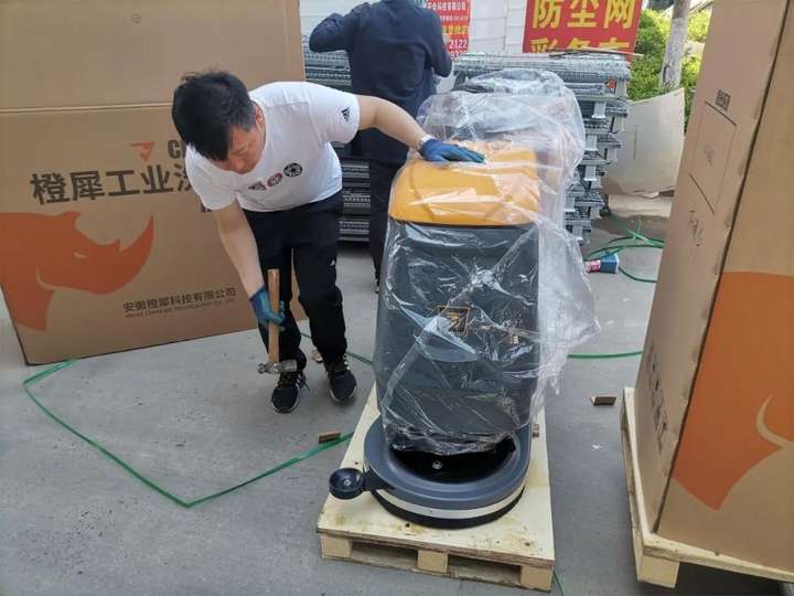 河南郑州地区客户采购橙犀洗地机