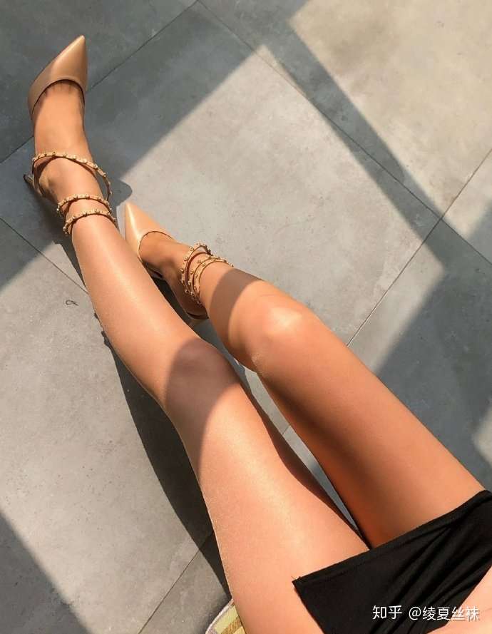 女生喜欢穿肉色丝袜还是黑丝袜?23 女生喜欢穿肉色丝袜还是黑丝袜?23