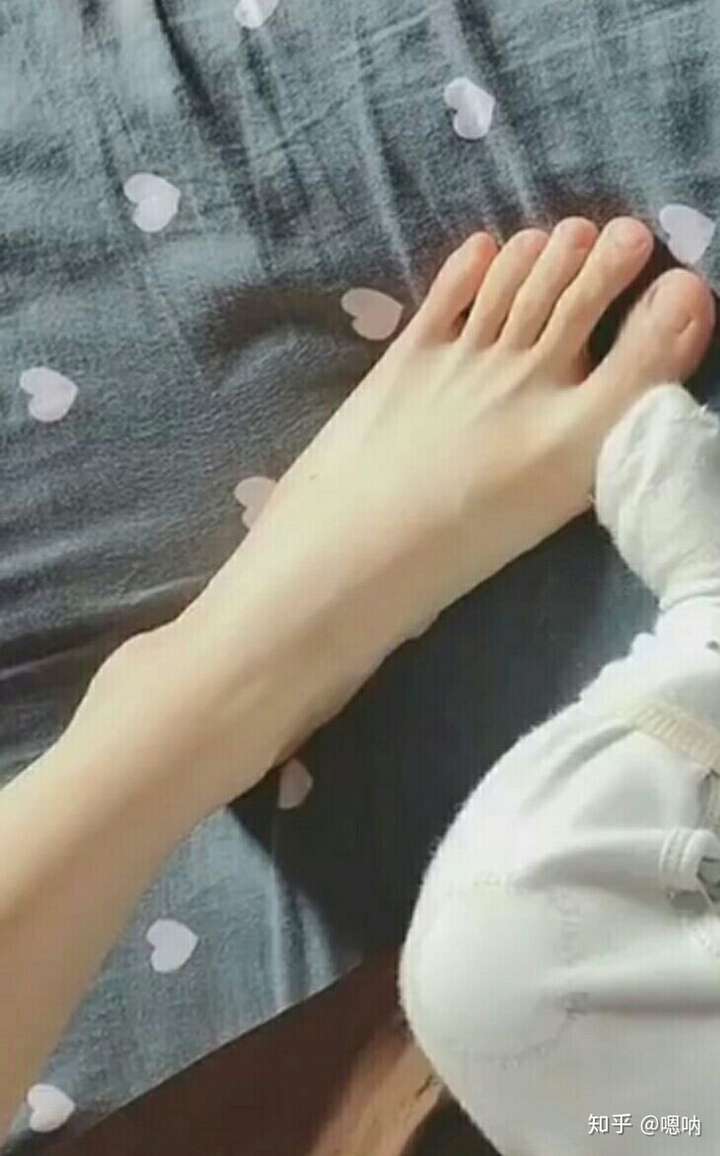 女孩子的脚趾很长是一种什么样的体验?