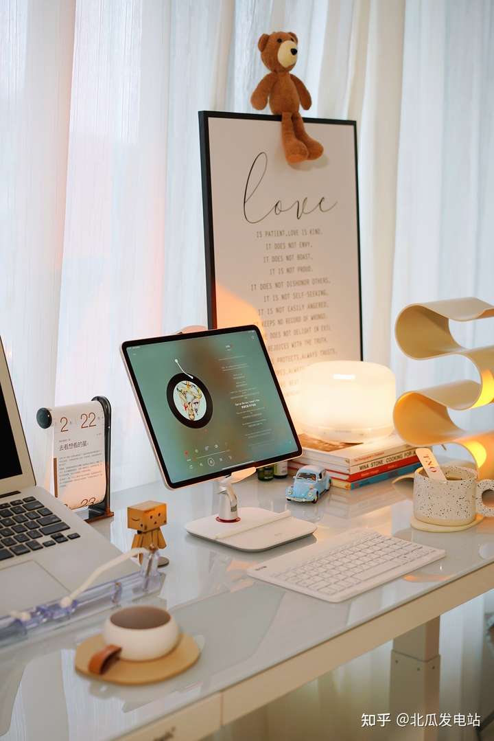 有没有你觉得「很好看或者很有高级感」的书桌布置?