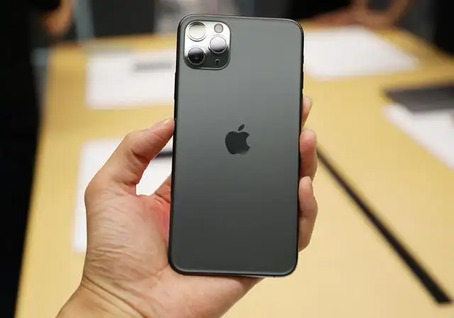 从实用性角度出发,iphone 15可能是更合适的选择.