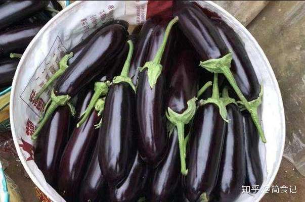 买茄子时 选直的还是弯的 老菜农 别再选错了 难吃又浪费钱 知乎