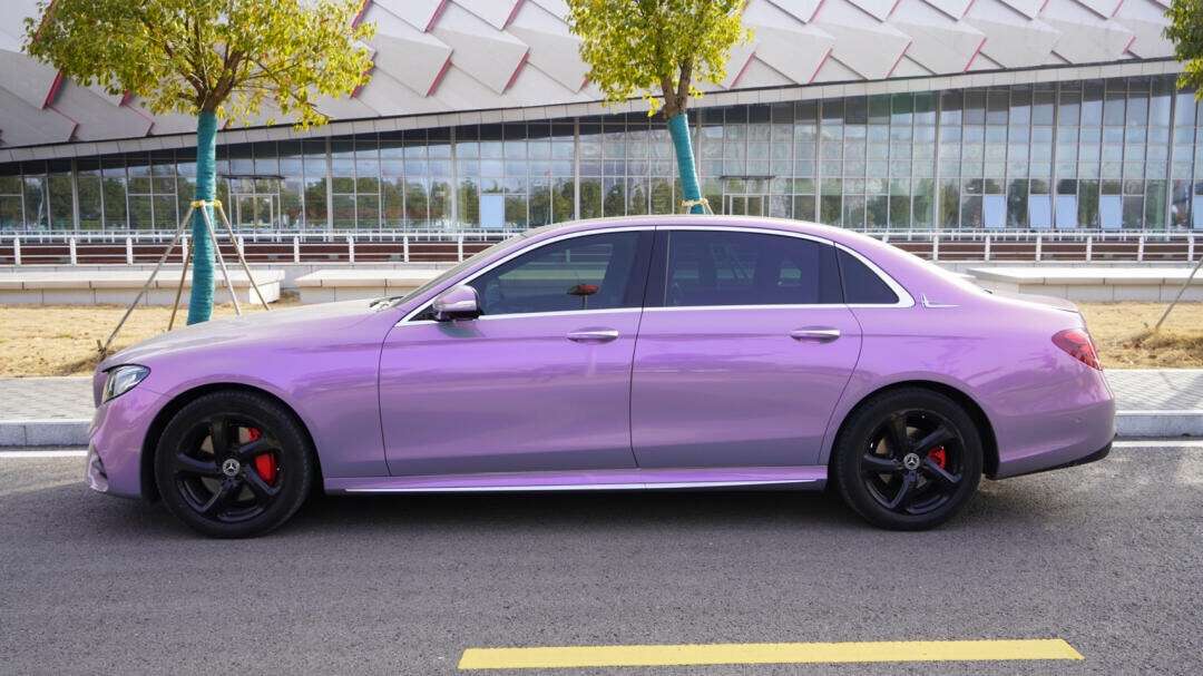 汽车界彭于晏 的想法: 奔驰e300l漆面改色贴膜,梦幻灰魅紫改色