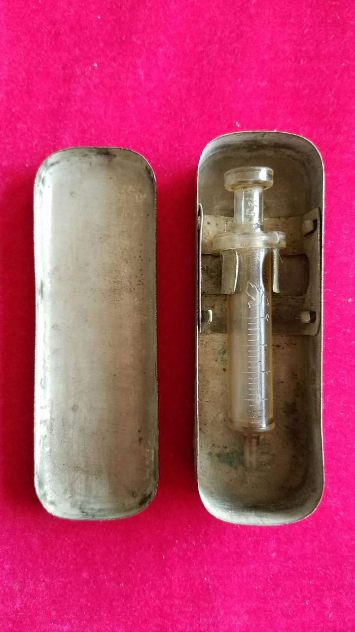 刚翻到姥爷当年用的便携式急救盒,这支注射器超过70岁了