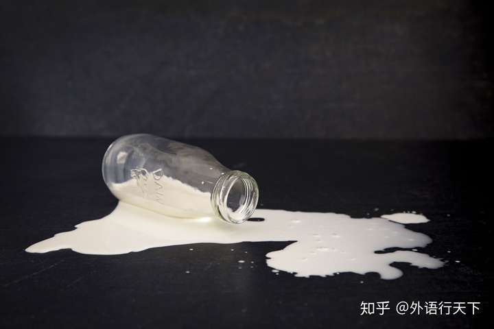 今天又帶來一個包含 cry的習語 cry over spilled milk,它的字面意思