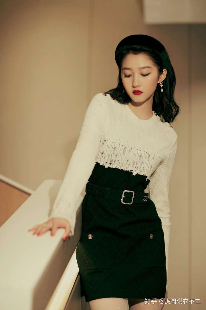 "打工人"关晓彤时尚大片,秋冬系列的羊毛连衣裙,变身复古女郎 - 知乎