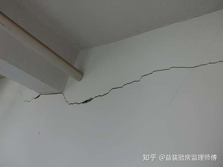 常见的质量问题有墙地砖空鼓,墙面开裂,地板软踏,火零线接反