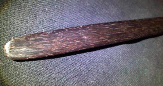 他站在了俺岳父的左侧,双手攥住檀木橛子,把蒲叶一样圆滑的尖头插在俺