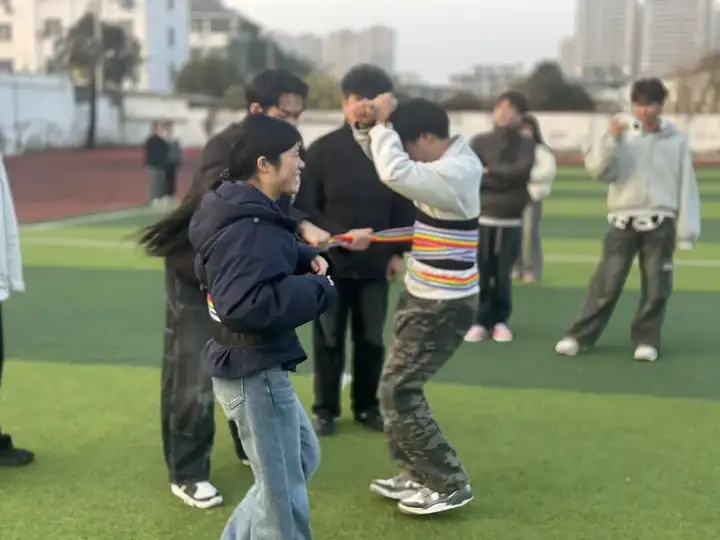 浙江省广播电视中等专业学校富阳校区趣味运动会圆满结束!(图6) 浙江省广播电视中等专业学校富阳校区趣味运动会圆满结束!(图6)