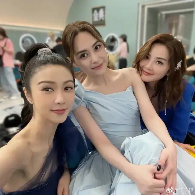 《乘风破浪》第三季开播：谢娜主持终于拿手卡了，有被王心凌甜到(2021乘风破浪第三季播出时间)