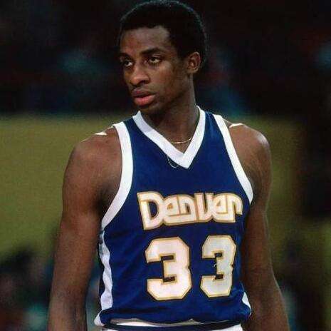 74年ncaa总决赛,汤普森带领北卡州大击败了比尔·沃顿的ucla,让老沃顿