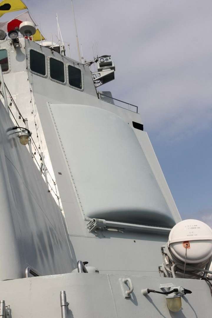 这也没啥涉密的,346型雷达的实验品吧 评论区说这个带个杆子,其实装舰