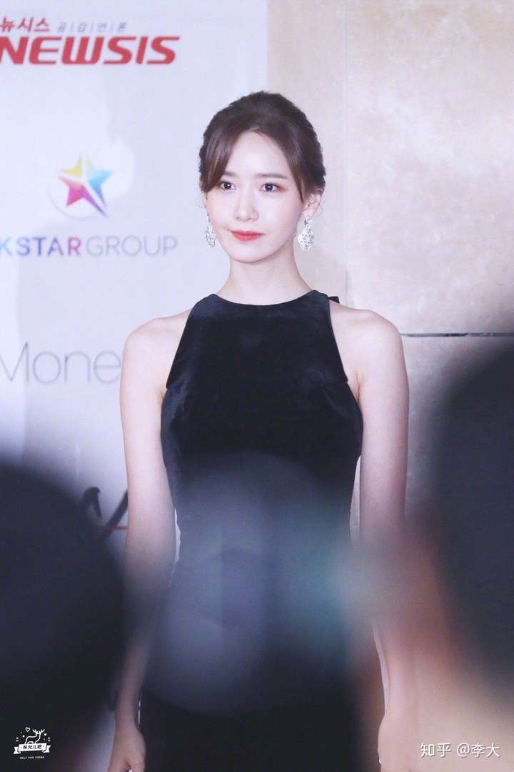 向国民挥手的亲切公主 感觉是受尽宠爱的娇纵可爱小公主 气质孤傲