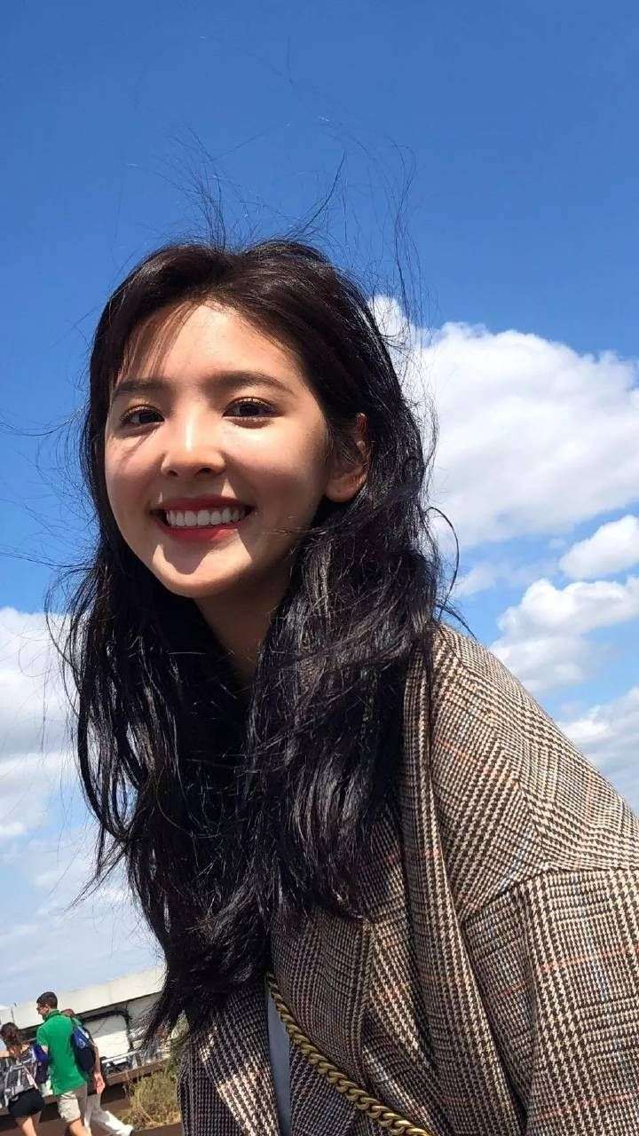 有没有笑的很开心,适合当壁纸的明星或者模特的照片?网图也可?