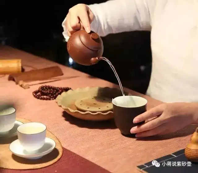 燃爆了（紫砂壶第一次用怎么开壶）紫砂壶怎么开壶方法简单，紫砂壶泡茶该怎么拿，其中又有哪些学问？，来日方长是什么生肖，