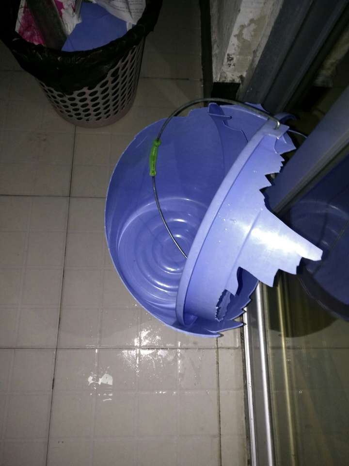 式旋转破裂,(我没有提柄,提的是桶壁,因为我的水桶之前桶壁被我弄坏过