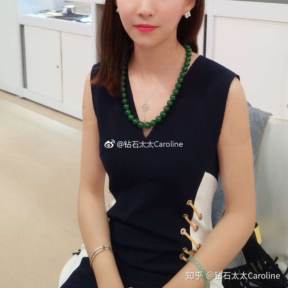 钻石太太caroline 的想法: 这条估价6000万的老坑种帝王绿翡翠珠链