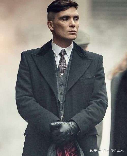 身着西装的他们,戾气中又带着特殊的绅士与浪漫,是真正的"西装暴徒"