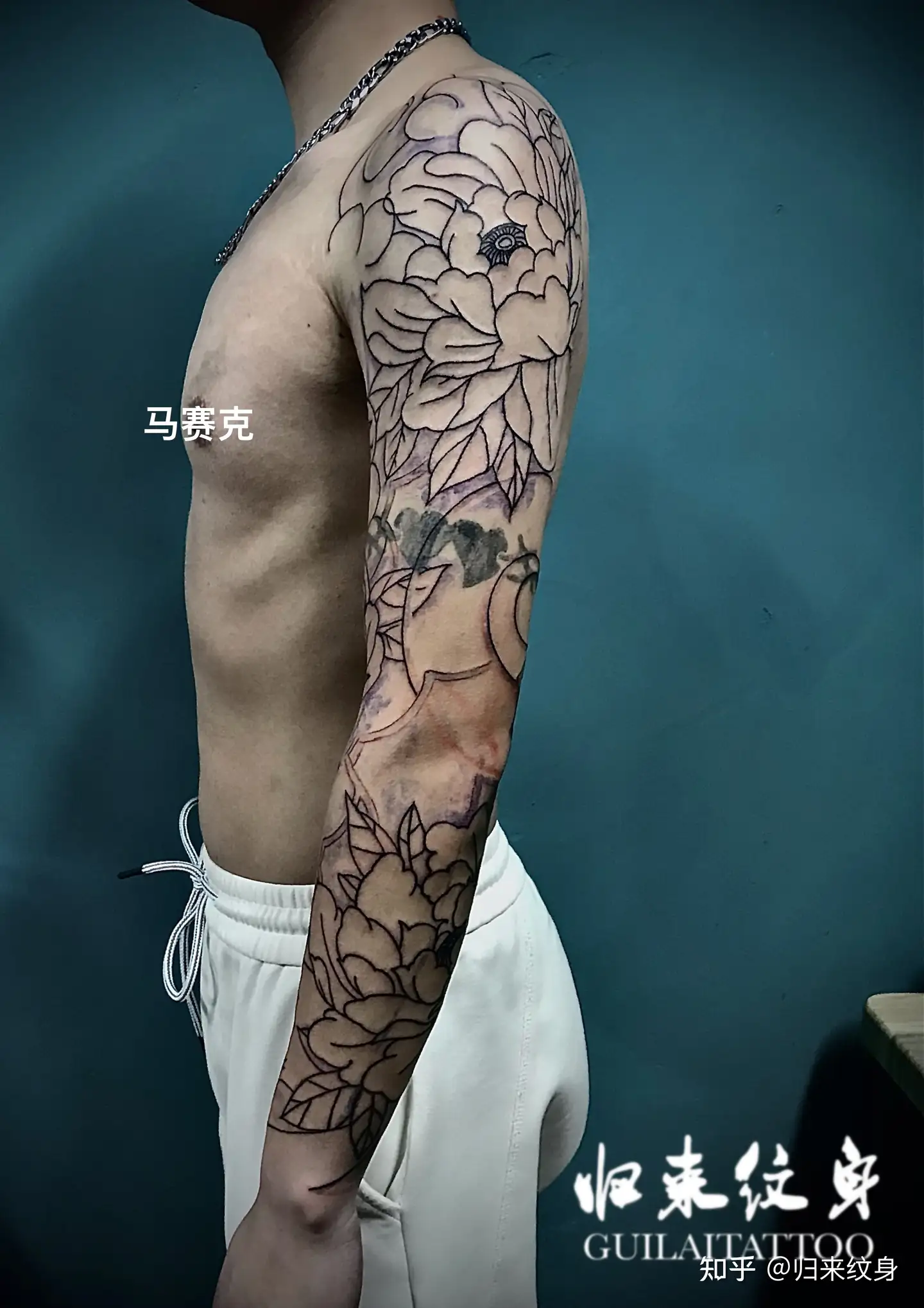 花 毯 上 的 侧 卧 裸 女)局 部. 据 常 玉 最 重 要 的 著 作(常 玉 油 画 全 集)(第 一 册...