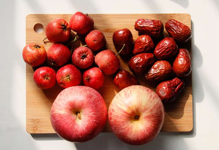 用料:苹果2个,大枣10颗,山楂10颗.