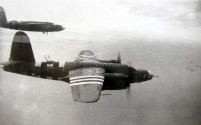 B-26 轰炸机是二战期间，美军使用的双发中型轰炸机，官方绰号「掠夺者」。