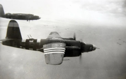 B-26 轰炸机是二战期间,美军使用的双发中型轰炸机,官方绰号「掠夺者」。 B-26 轰炸机是二战期间,美军使用的双发中型轰炸机,官方绰号「掠夺者」。