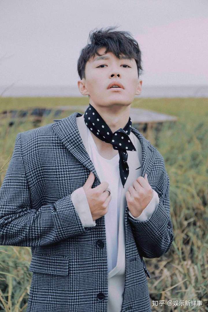 娱乐新鲜事 近日,演员代旭曝光一组秋日写真,胶片风格让照片极具质感