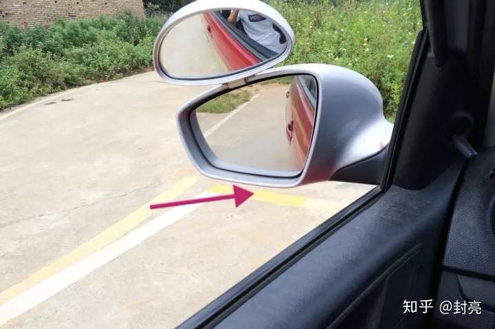 停車點 看後視鏡下沿(黑色的)過中粗線三指到一拳停車