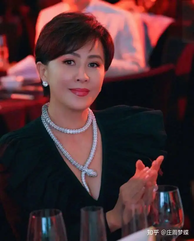 金星曾问刘嘉玲：听说你炒楼赚8亿身家？刘嘉玲说：我何止8亿？