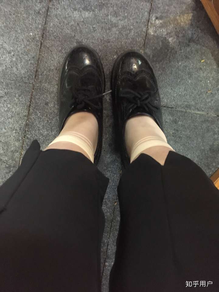 短肉丝袜 帆布鞋/板鞋本来是很土的打扮,为何我却从中看到了一丝清纯