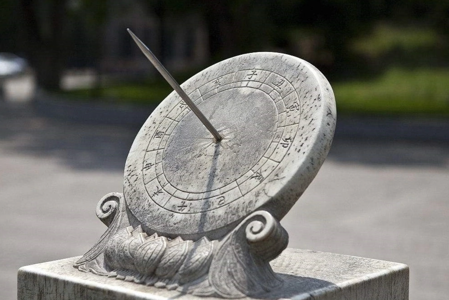 世纪坛日晷图片