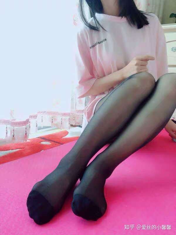 腿细的女生是穿丝袜好看还是露腿好看