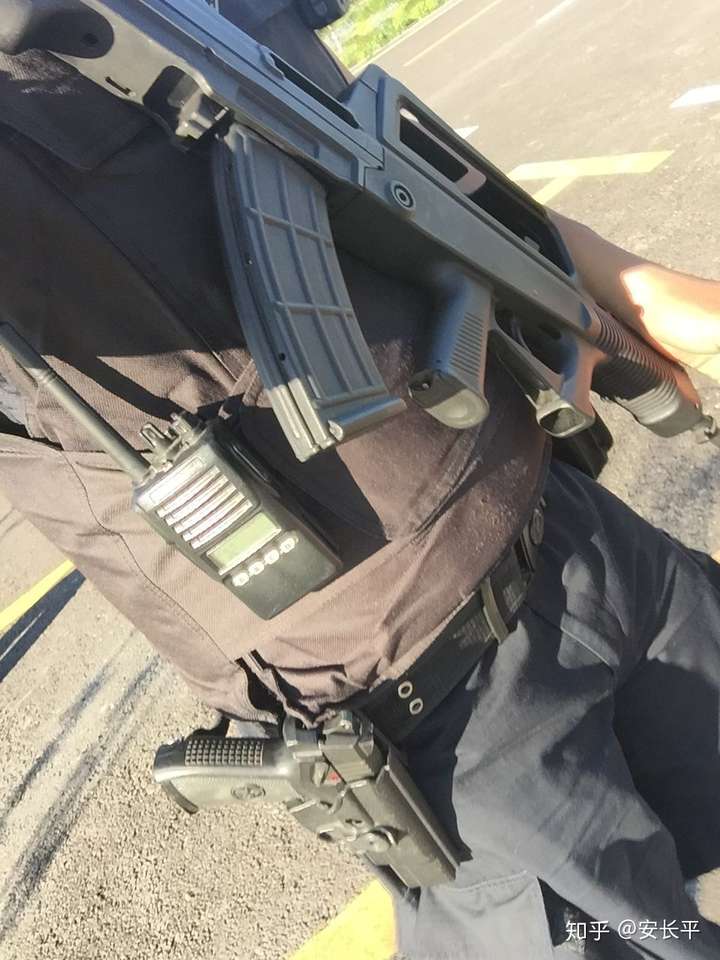 警察依法配枪执勤是一种怎么样的体验?