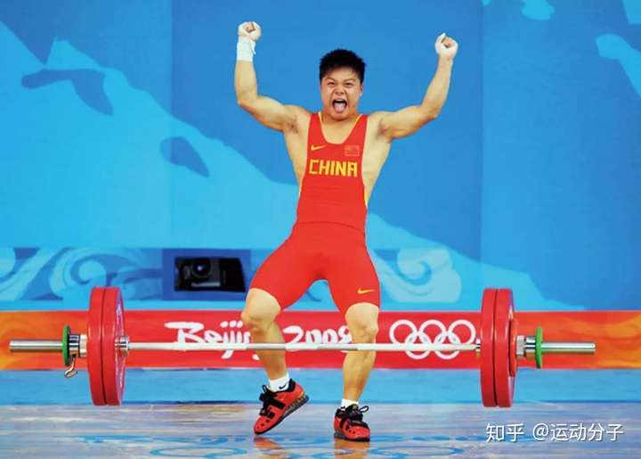 身高1米56,体重56公斤(56公斤级选手)的龙清泉,307公斤世界纪录保持者
