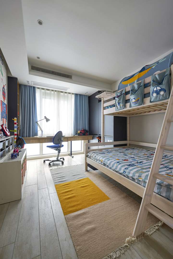 一边放置 上下床,一边放置 衣柜 书桌,两娃能拥有 各自的学习区,互不