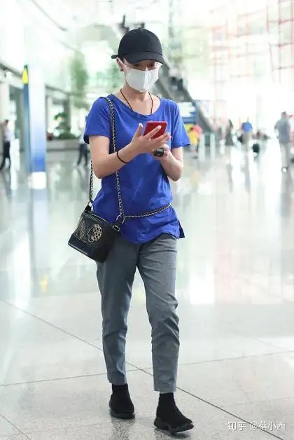 “周迅”真是穿麻布袋都好看，蓝色T恤配休闲裤走机场，任性有范(图2)