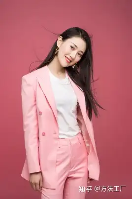 崔菁格尹艺佳,出生于吉林省白山市 [1]  ,毕业于吉林动画学院 [2]