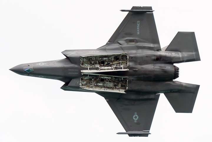 f-35 的彈艙內為何有大量裸露混亂的管線?